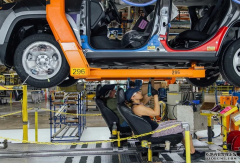 500娱乐登录FCA的切诺基吉普车工厂在伊利诺伊州。空转两周